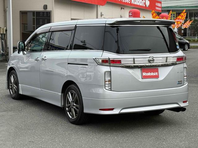 エルグランド ２５０ハイウェイスターアーバンクロム　両側パワースライドドア　ハーフレザーシート　フィリップダウンモニター　純正１８インチアルミ　社外ナビ　バックカメラ　ＥＴＣ　ＨＩＤヘッドライト　ドアバイザー　フロアマット（8枚目）