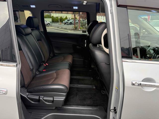 エルグランド ２５０ハイウェイスターアーバンクロム　両側パワースライドドア　ハーフレザーシート　フィリップダウンモニター　純正１８インチアルミ　社外ナビ　バックカメラ　ＥＴＣ　ＨＩＤヘッドライト　ドアバイザー　フロアマット（39枚目）