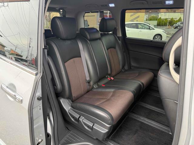 エルグランド ２５０ハイウェイスターアーバンクロム　両側パワースライドドア　ハーフレザーシート　フィリップダウンモニター　純正１８インチアルミ　社外ナビ　バックカメラ　ＥＴＣ　ＨＩＤヘッドライト　ドアバイザー　フロアマット（40枚目）