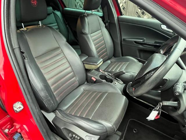 ジュリエッタ スポルティーバ　黒革　ナビ　Ｂカメ　Ｂｌｕｅｔｏｏｔｈ　フルセグ　Ｄレコ　ＨＩＤ　Ａライト　ＣＤ　ＤＶＤ　パドルシフト　ステアスイッチ　ＭＴモード　フォグ　Ｒフォグ　キーレス　純１８ＡＷ（6枚目）