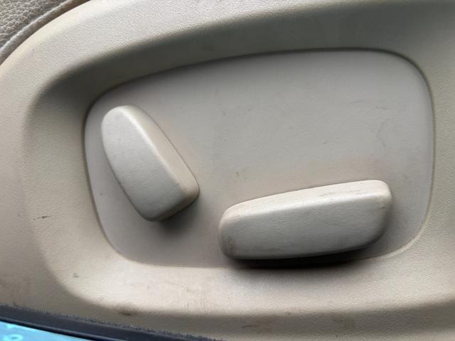 ＸＦ ２．０ラグジュアリー　後期　革シート　ナビ　ＴＶ　Ｐシート　バックカメラ　ＥＴＣ　ＨＩＤ　純正ナビ　１７インチアルミホイール　ドライブレコーダー　スマートキー（9枚目）