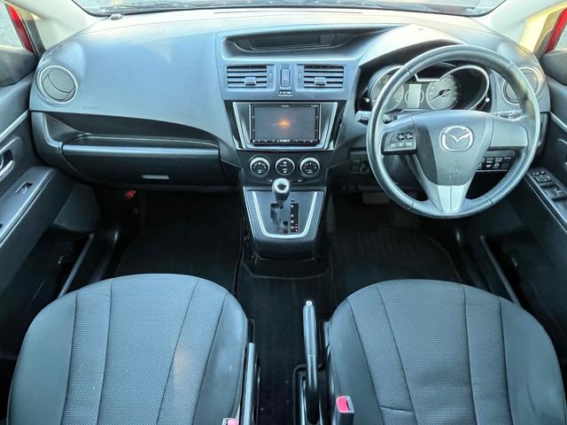 車内はシートのへたりや破れ、ダッシュボードの傷等なく綺麗で清潔感溢れる車内となっております♪足元も広々とした作りになっておりまた運転席、助手席共に独立したアームレスト装備で快適性が◎です♪