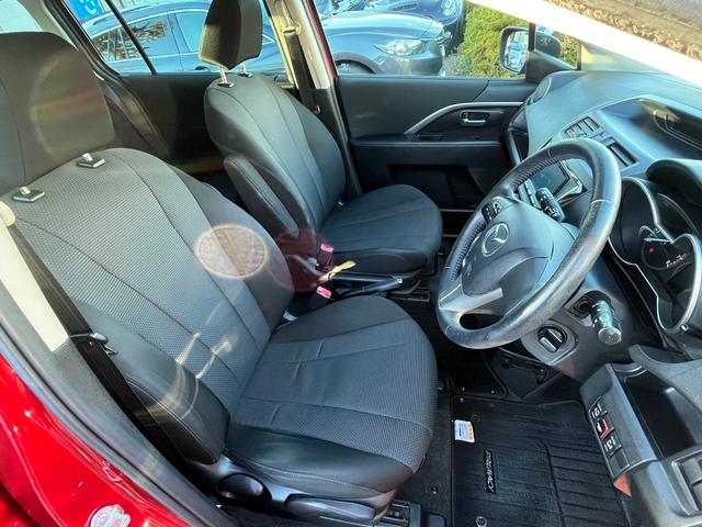 運転席の足元は広々としており、座席は大きく前後にスライド出来るので自分に合ったポジションで運転する事が出来ます♪アクセルやブレーキにクセもなくとても運転のしやすい車両です♪