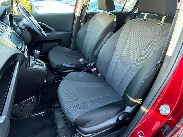 助手席側の足元もゆったりと広々しております♪サイドの窓も視界が広く見晴らしが良いので、ドライブ中にも外の景色を存分に楽しむ事が出来ます♪ダッシュボードにも汚れなど無く良好な状態です♪