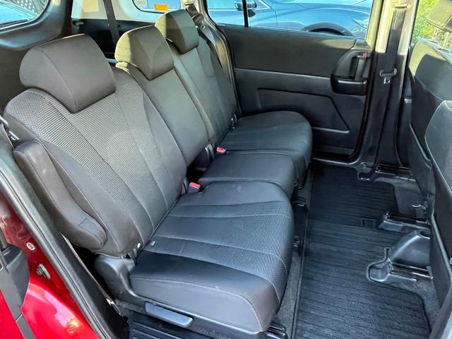 ２列目のシートもご覧の通りとてもキレイな状態です♪体の大きな方が乗ってもゆったりと余裕のある快適な座席です♪足元も広く窮屈感を感じない車内になっています♪３列目の乗り降りもラクラク行えます♪