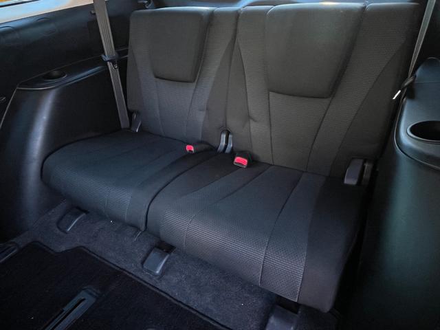 ３列目シートは大人の方が乗っても十分に広い座席になっています♪必要に応じて折りたためば収納スペースを広げることも出来ます♪人数や荷物の多さに合わせて自由自在に使い分けする事が出来ます♪