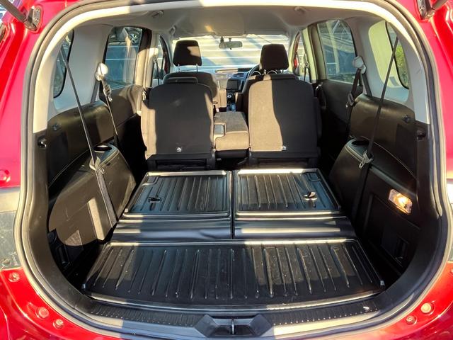 人数や荷物によって変化自在のラゲッチスペースです♪開口部が大きくワイドに作られており、大きな荷物やゴルフバックなどでも楽々積み込む事が出来ます♪送り迎えの際や旅行で荷物の多い時でも安心出来ます♪