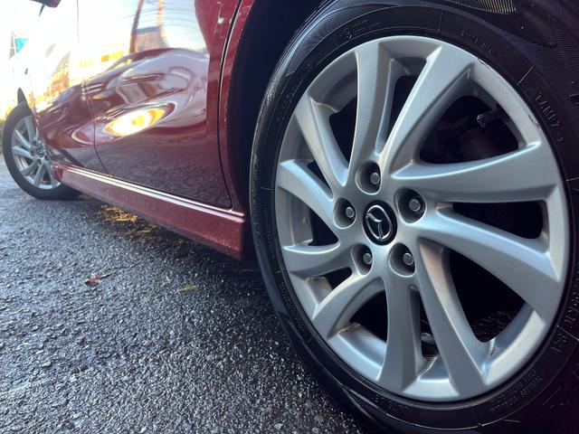 ボディとマッチした純正アルミ装着車となっております♪ガリキズやブレーキダスト等の汚れも少なくキレイな状態です♪車は足元からと言葉がピッタリな車両です♪夏・冬タイヤのご相談もお気軽にお申し付けください♪