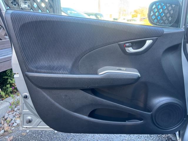 フィットハイブリッド ナビプレミアムセレクション ナビ Bカメ ワンセグ クルコン Sヒーター ETC HID Aライト スマキー 電格ミラー Mウィンカー Dバイザー AAC ステアスイッチ CD DVD AW パドルシフト(22枚目)