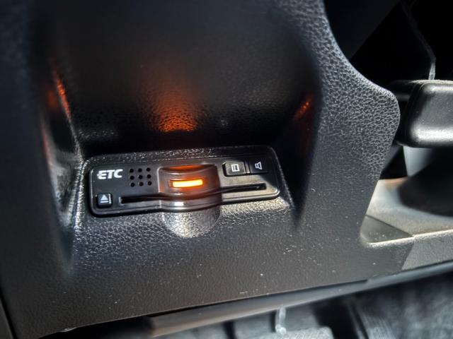 フィットハイブリッド ナビプレミアムセレクション ナビ Bカメ ワンセグ クルコン Sヒーター ETC HID Aライト スマキー 電格ミラー Mウィンカー Dバイザー AAC ステアスイッチ CD DVD AW パドルシフト(34枚目)