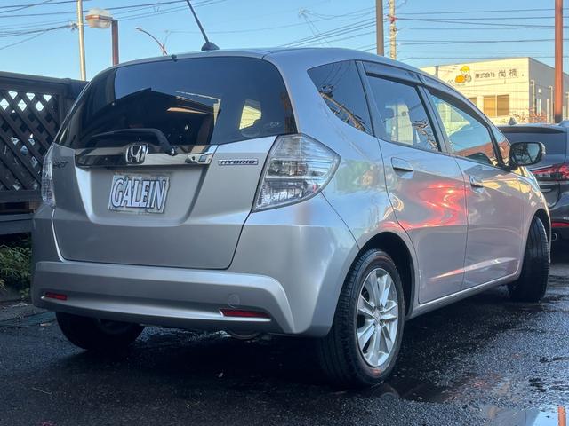 フィットハイブリッド ナビプレミアムセレクション ナビ Bカメ ワンセグ クルコン Sヒーター ETC HID Aライト スマキー 電格ミラー Mウィンカー Dバイザー AAC ステアスイッチ CD DVD AW パドルシフト(52枚目)