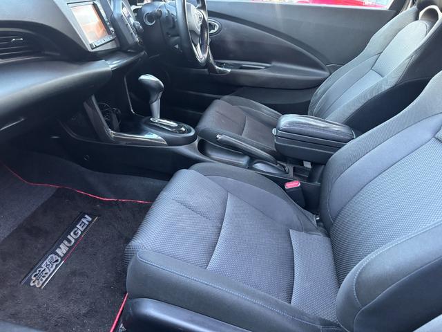 ＣＲ－Ｚ αブラックレーベル　ナビ　ワンセグ　クルコン　ＥＴＣ　ＨＩＤ　フォグ　ＣＤ　ＤＶＤ　パドルシフト　ステアスイッチ　Ａライト　電格ミラー　Ｍウィンカー　Ｄバイザー　ＭＴモード　ＵＳＢ　スマキー　１６ＡＷ　ＡＡＣ（12枚目）