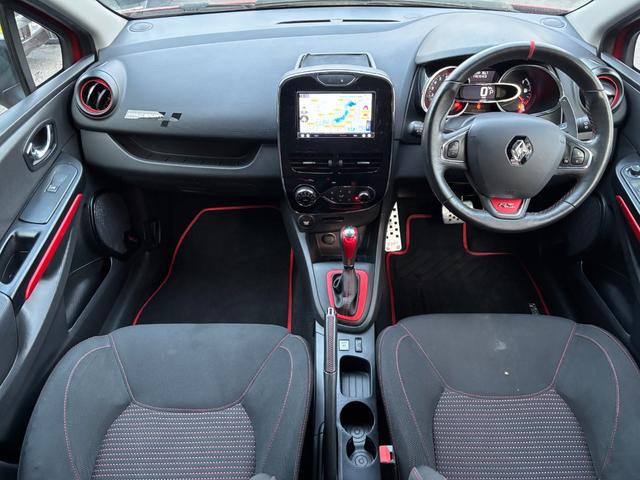 車内はご覧の通り清潔感のある室内でございます♪スイッチ類などもシンプルな操作のしやすいものですので機械が苦手な方でも安心ですね♪もちろん禁煙車なので煙草の匂いや焦げ跡はございません♪