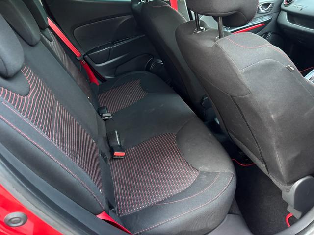 ２列目シートは大人の方が乗っても十分に広い座席になっています♪必要に応じて折りたためば収納スペースを広げることも出来ます♪人数や荷物の多さに合わせて自由自在に使い分けする事が出来ます♪