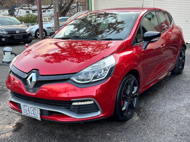 低重心でスポーティーな一面も兼ね備えており運転するのが楽しくなります♪コーナリングも軽やかで安定性も優れております♪丸みをおびた外観はとても可愛らしいデザインで女性から人気が高いのも納得です♪