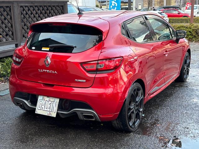 キーレスも付属しており、車から離れた場所からでも鍵の開閉が可能です♪軽快な走行性が楽しめる車で、初めて車を運転する方も運転のしやすい車両です♪急な乗り換えで廃車や下取りのある方もご相談くださいませ♪