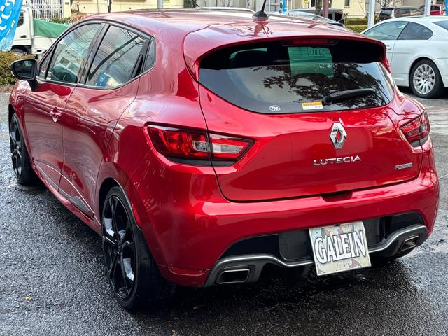 リアはプライバシーガラスになっていますので、外からの視線も気になりません♪防犯性にも優れていますね♪夏の強い日差しもカットしてくれます♪