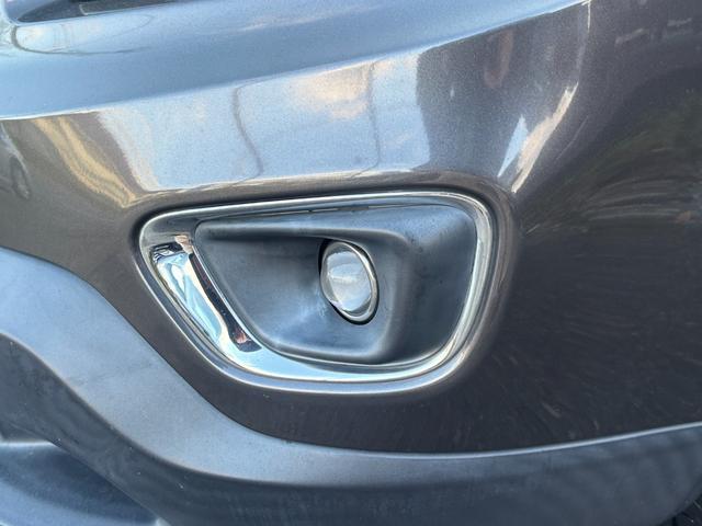 フォグランプ装備車になりますので雨の日や霧の深い日でも周りを明るく照らしてくれる便利な装備です♪安全性が段違いですのでうれしい装備ですね♪