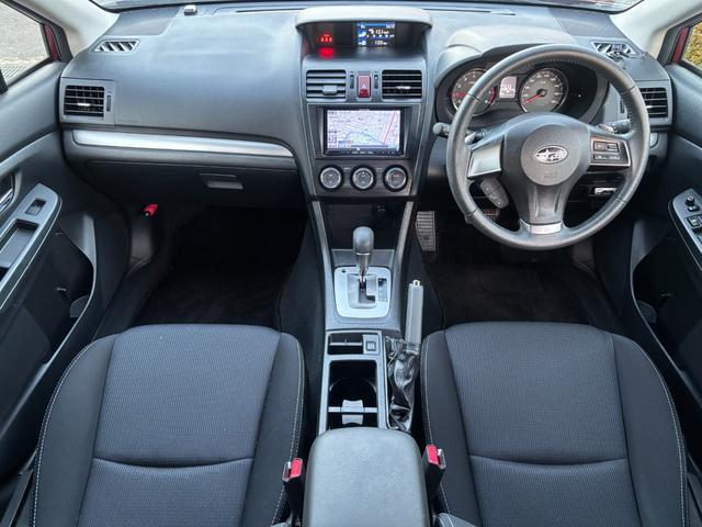 車内はご覧の通り清潔感のある室内でございます♪スイッチ類などもシンプルな操作のしやすいものですので機械が苦手な方でも安心ですね♪もちろん禁煙車なので煙草の匂いや焦げ跡はございません♪