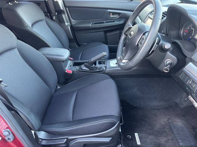 運転席の足元は広々としており、座席は大きく前後にスライド出来るので自分に合ったポジションで運転する事が出来ます♪アクセルやブレーキにクセもなくとても運転のしやすい車両です♪