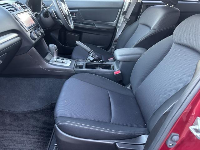 ホールド感のあるシートになりますので座り心地も肌触りも良く長時間座っていても疲れにくいシートです♪サイドの窓も視界が広く見晴らしが良いので、ドライブ中にも外の景色を存分に楽しめます♪