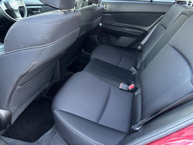 ２列目シートは大人の方が乗っても十分に広い座席になっています♪必要に応じて折りたためば収納スペースを広げることも出来ます♪人数や荷物の多さに合わせて自由自在に使い分けする事が出来ます♪