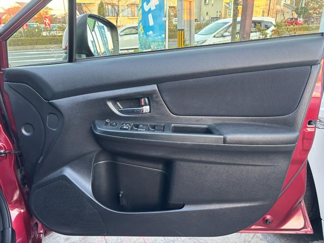 ドアは広くワイドに作られており、体の大きな方でも乗降り時に窮屈感を感じさせない乗降口です♪車内の内装に関しましても、ドアパネルやサイドポケットに擦れや汚れも無くとても良好な状態です♪