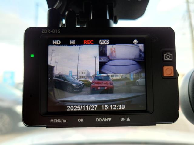 ドライブレコーダーが前後に最初から装備されており、後から取り付ける手間もございません♪もしもの際の証拠になるのはもちろんのこと、あおり運転やいたずらの抑止力となり愛車を守ってくれますね♪