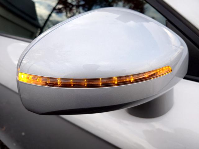 ミラーウィンカーがついておりますのでドレスアップ効果はもちろんの事、対向車からの視認性を向上させる役割もございます♪右折・左折する際に歩行者などにも見え危険を知らせることができ安全性も高くなりますね♪