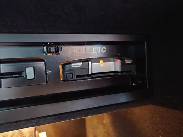 今では当たり前の装備になっているＥＴＣが最初から付いているのは嬉しいですね♪高速道路もスムーズに乗り降り出来ます♪購入後に取り付ける手間や費用が掛かる心配もありません♪