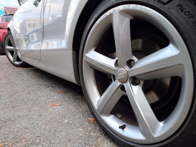 ボディとマッチした純正アルミ装着車となっております♪ガリキズやブレーキダスト等の汚れも少なくキレイな状態です♪車は足元からと言葉がピッタリな車両です♪夏・冬タイヤのご相談もお気軽にお申し付けください♪