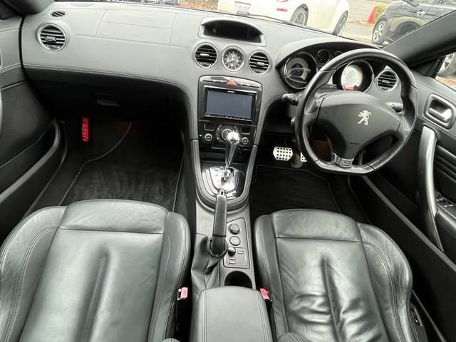 革シートとなっており、高級感溢れる車内となっております！各所使用感も少なく、綺麗な状態となっております！入庫時に入念なクリーニングも行っておりますので購入後も快適にお乗り頂ける車両です！