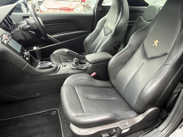 ホールド感のあるシートになっております♪座り心地も肌触りもよく長時間座っていても疲れにくいシートです♪サイドの窓も大きくドライブ中の景色も思う存分お楽しみいただけます♪フロアマットも全席装備♪