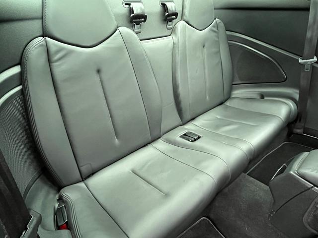 ２列目シートもご覧の通りキレイで良好な状態となっております♪へたりなどもなく状態の良いシートでございます♪