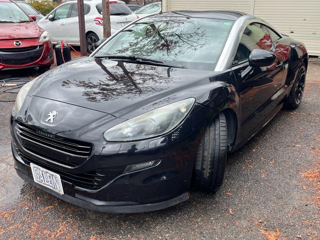 流れるようなボディラインのスポーツクーペ♪低重心のボディでコーナリングも軽やかで安定性も優れております♪ダブルバルブルーフで国産車には見られない美しい造形となっております！