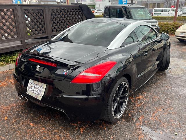 ルーフからリアウィンドウにかけて車両の中央部がくぼんだダブルバブルルーフが特徴的です♪キーレスで離れた所から鍵の開閉も可能でございます！