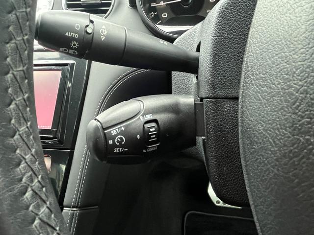 クルーズコントロール機能が付いていますので高速道路等を走る際にスピードを設定するだけでアクセルを踏まずに走ることができます♪長距離運転の負担を軽減してくれますね♪