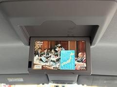 フリップダウンモニターが装備されておりますので後部座席の同乗者もテレビやＤＶＤを楽しむことができます♪後付けすると高額になりがちな装備なので最初から付いているのは嬉しいですね♪ 6