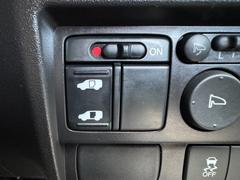 パワースライドドアも装備されております♪荷物をもっての乗り降りや傘を差しながらでも簡単に開閉可能です♪開閉時に異音等も無くとてもスムーズです♪車内からボタン一つで簡単に操作が行えます♪ 6