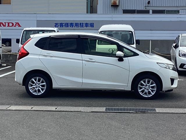 フィット １３Ｇ・Ｆパッケージ　４ＷＤ　オートエアコン　横滑り防止装置　アルミホイール　スマートキー　アイドリングストップ　ワンオーナー　ナビ　ワンセグ　バックカメラ（4枚目）