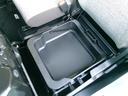 助手席の下には収納ボックスがございます