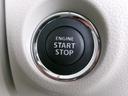 エンジンの始動はプッシュスタート式
