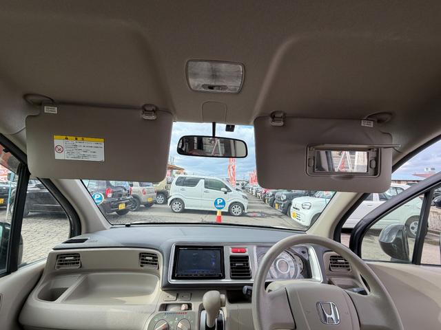 小さい鏡もついていますので、ちょっとしたお化粧直しにも★