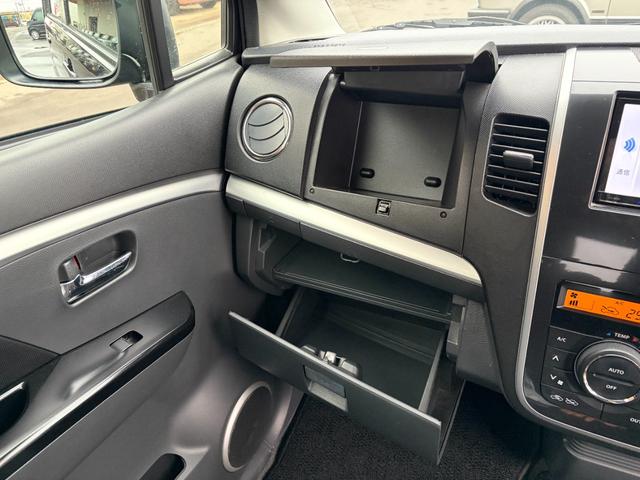 小物入れ等の収納が多いです★嬉しい装備ですよね♪