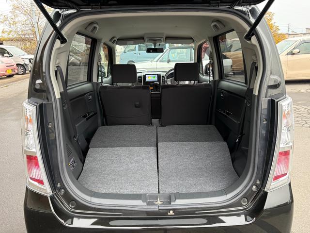 後部座席を倒せばフラットに！荷物も沢山積めます！