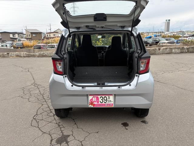 後部座席を倒せばフラットに！荷物も沢山積めます！