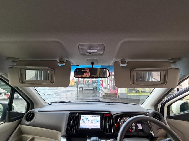 小さい鏡もついていますので、ちょっとしたお化粧直しにも★