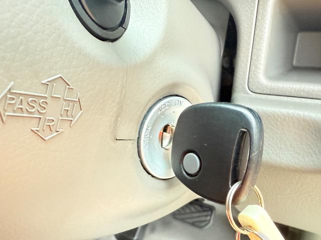 エブリイ ＰＡリミテッド　４ＷＤ　両側スライドドア　クリアランスソナー　レーンアシスト　衝突被害軽減システム　キーレスエントリー　アイドリングストップ　ＣＶＴ　盗難防止システム　ＡＢＳ　ＥＳＣ　衝突安全ボディ　エアコン（9枚目）