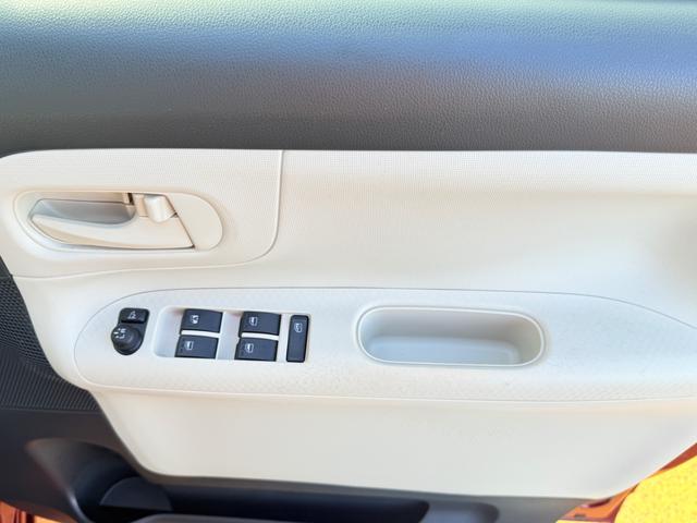 パワーウィンドウのスイッチですよ。運転席に居ながら窓を開け閉めのコントロールできますよ。