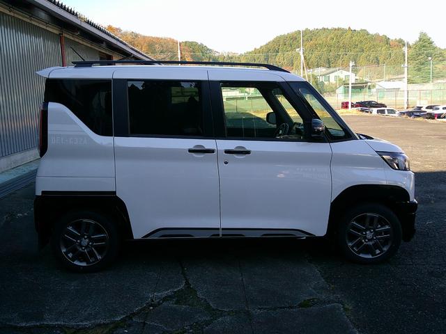 デリカミニ Ｇ　プレミアム　４ＷＤ　アクティブトーンスタイル　当社社有車　ｅ－Ａｓｓｉｓｔ　衝突被害軽減ブレーキ　ＭＩ－ＰＩＬＯＴ　純正９型ナビ　マルチアラウンドモニタ　両側電動スライド　前席シートヒーター　リアサーキュレータ（4枚目）